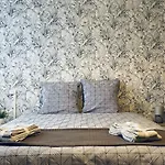 Au Logis Briand Apartment *